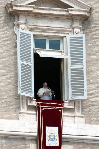 papież franciszek w oknie pałacu apostolskiego